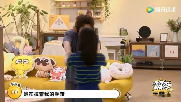 陈都灵cos向佐陈都灵模仿葛优躺 无心cos最为致命，陈都灵托眼镜的动作直接撞款