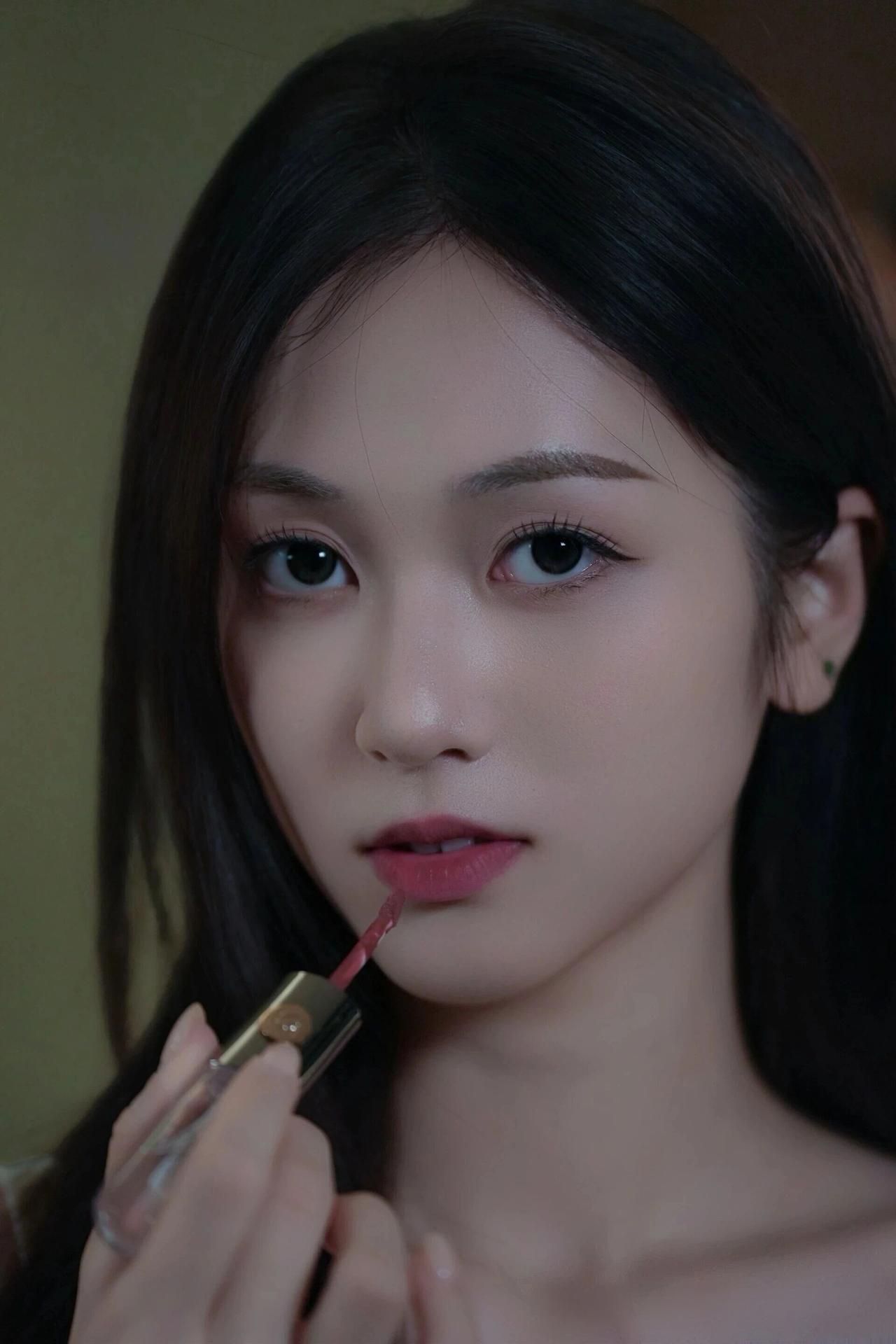 怎样穿搭能显示出温柔的女生气质?你这妆容简直是天工开物、鬼斧神工的杰作！那双眼睛