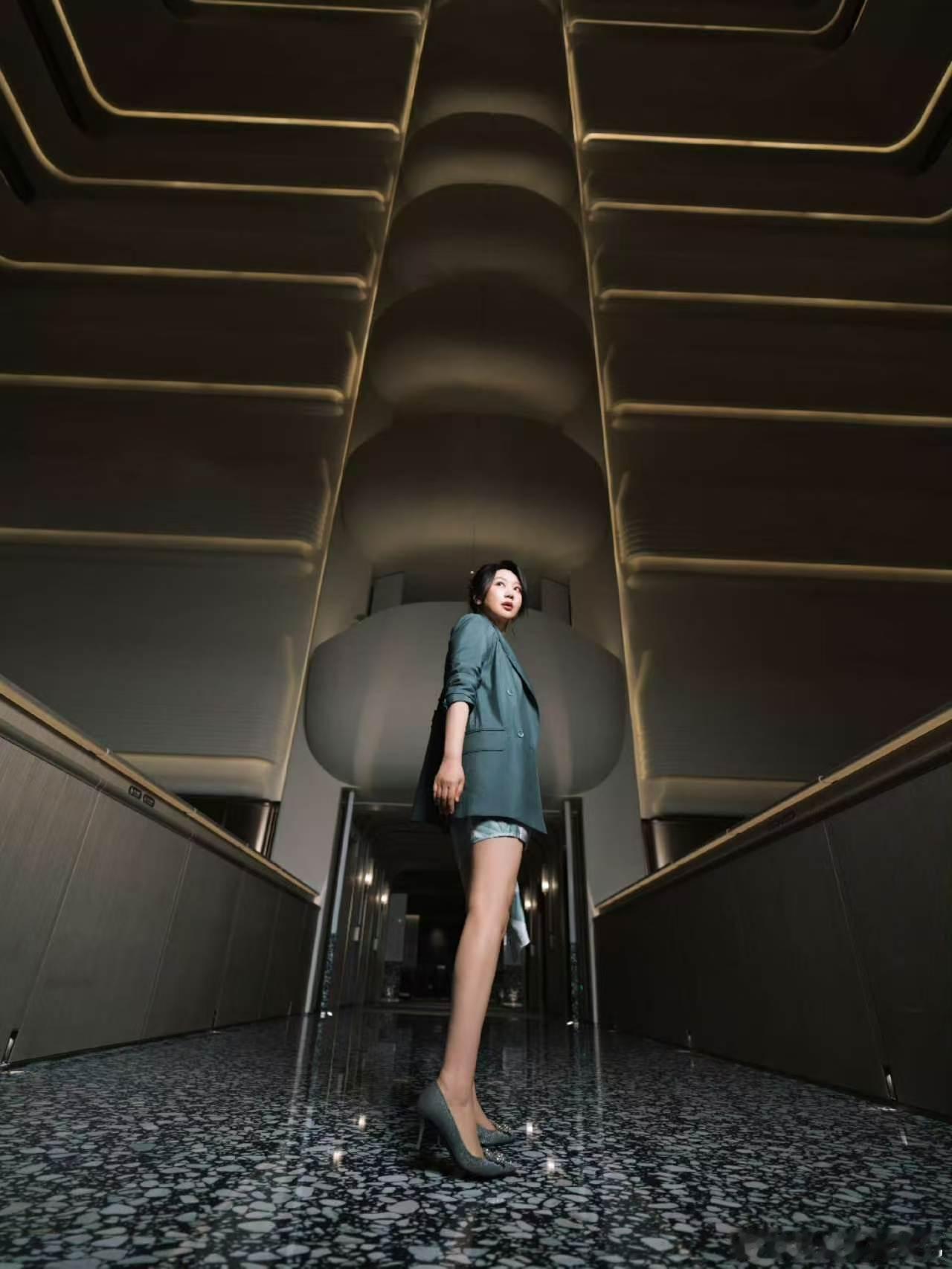 闫妮吹海风2026 金鸡百花电影节如约而至，闫妮认真参与创投推介工作，演技过硬人