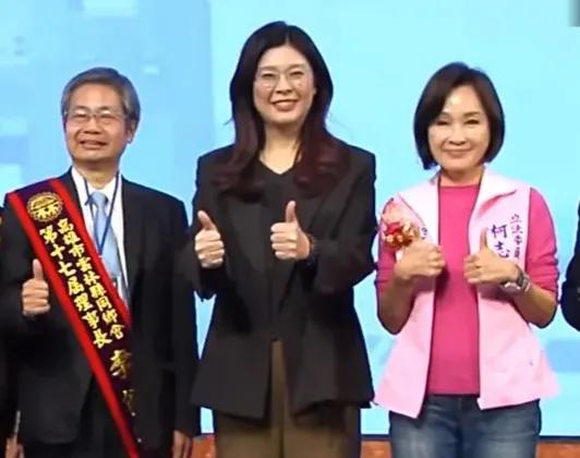 柯志恩总算学乖了！昨天郑丽文去参加高雄云林同学会，由柯志恩与张善丽陪同，在现场，