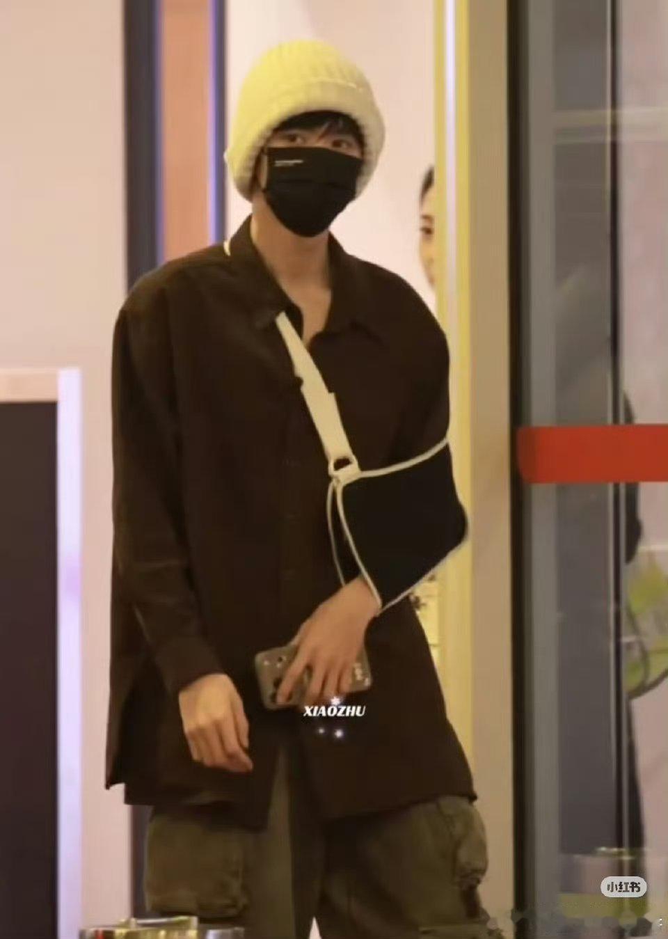 陈哲远今天飞上海参加活动，胳膊的护具还没拆掉又要去工作了，帅哥敬业 