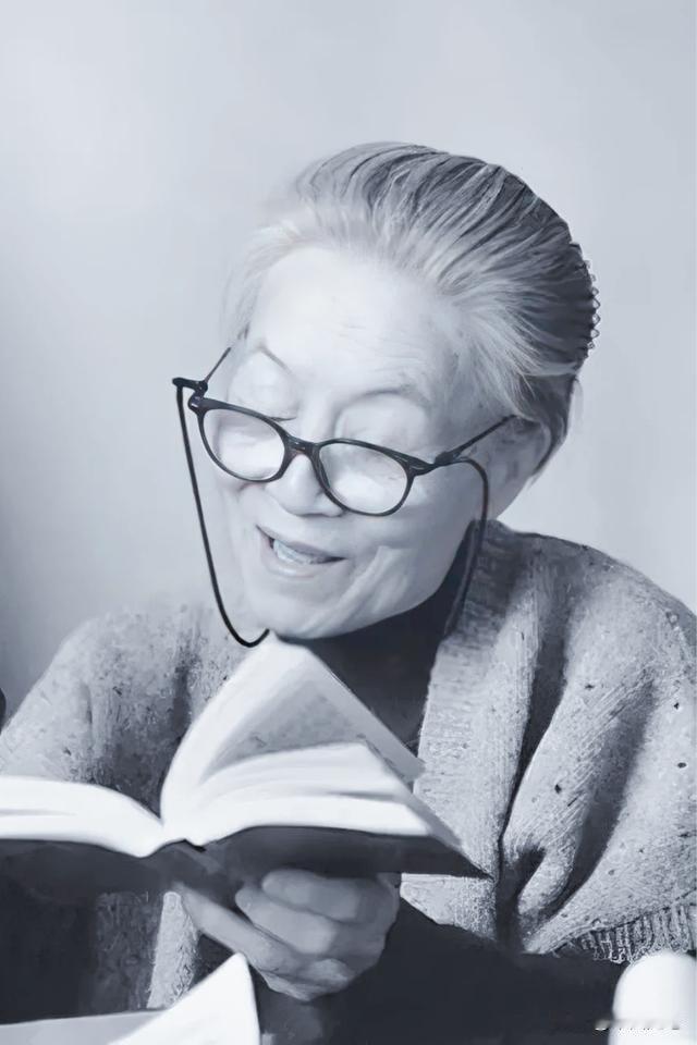 杨绛先生说：无论人生上到哪一层台阶，阶下有人在仰望你，阶上亦有人在俯视你。你抬头
