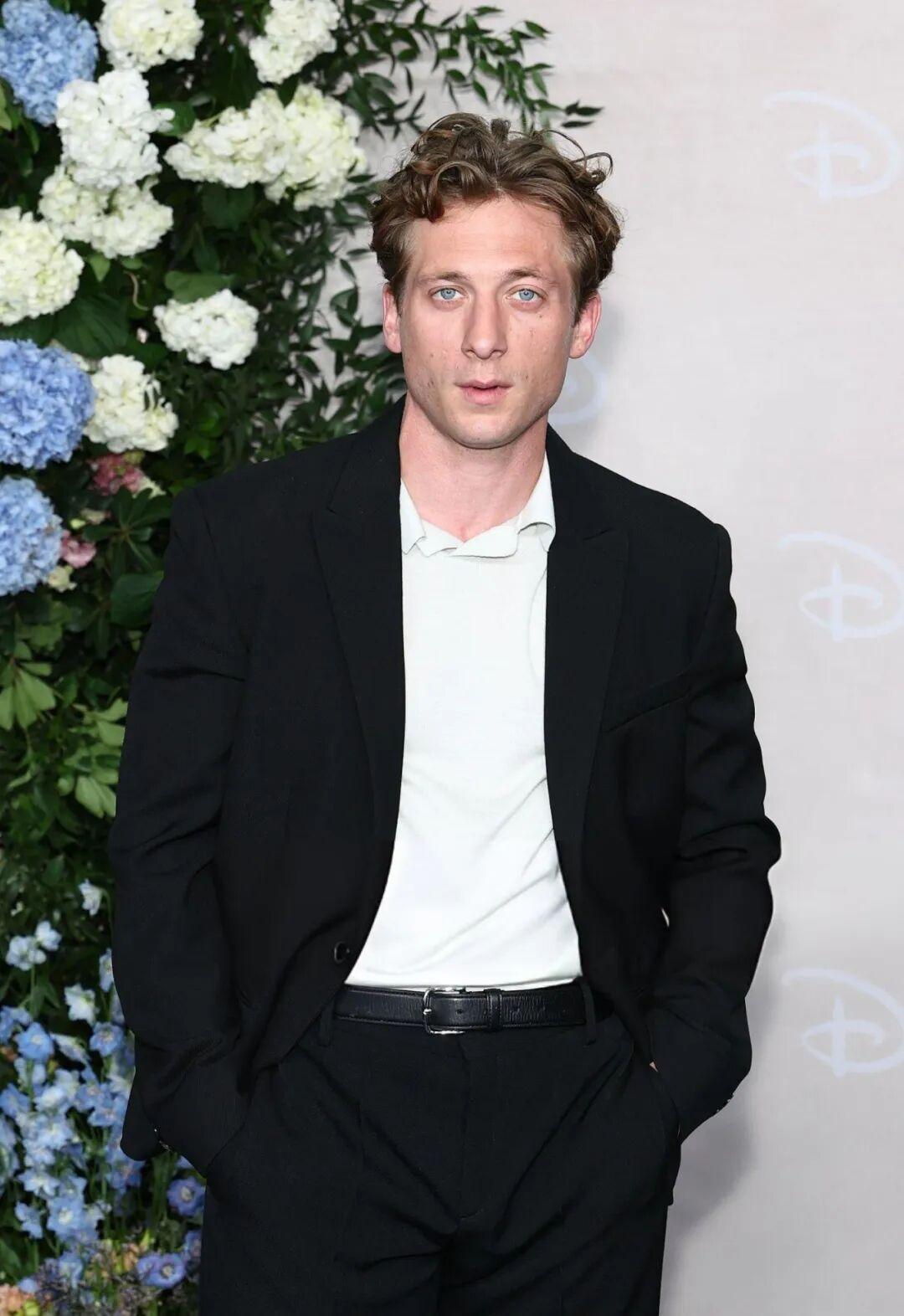 Jeremy Allen White是一位才华横溢的美国演员、制片人和编剧，其作