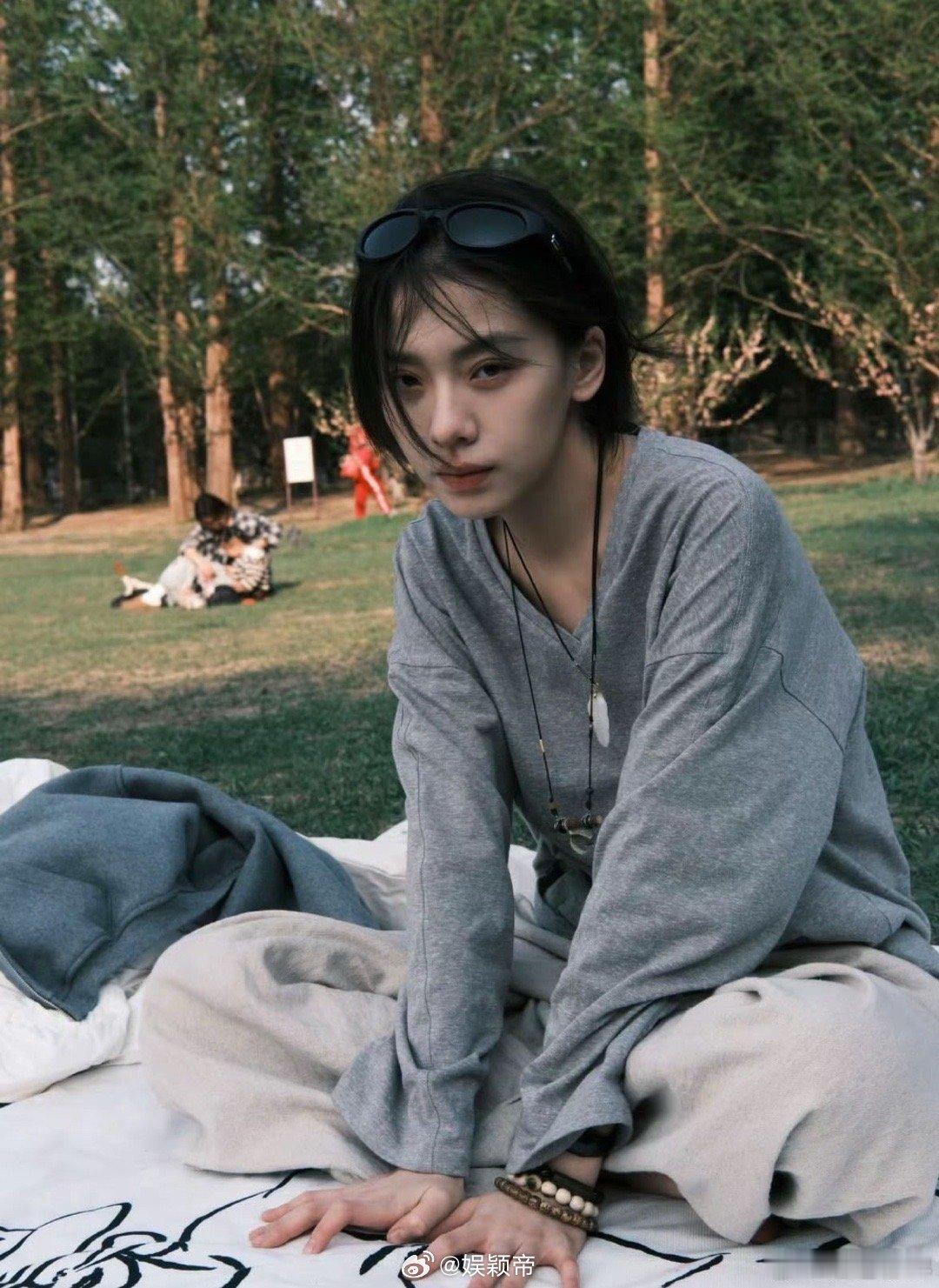 内娱00花斩女款又上新了 是谁的“女友感”雷达又响了？王晓赟子这00花有点东西！