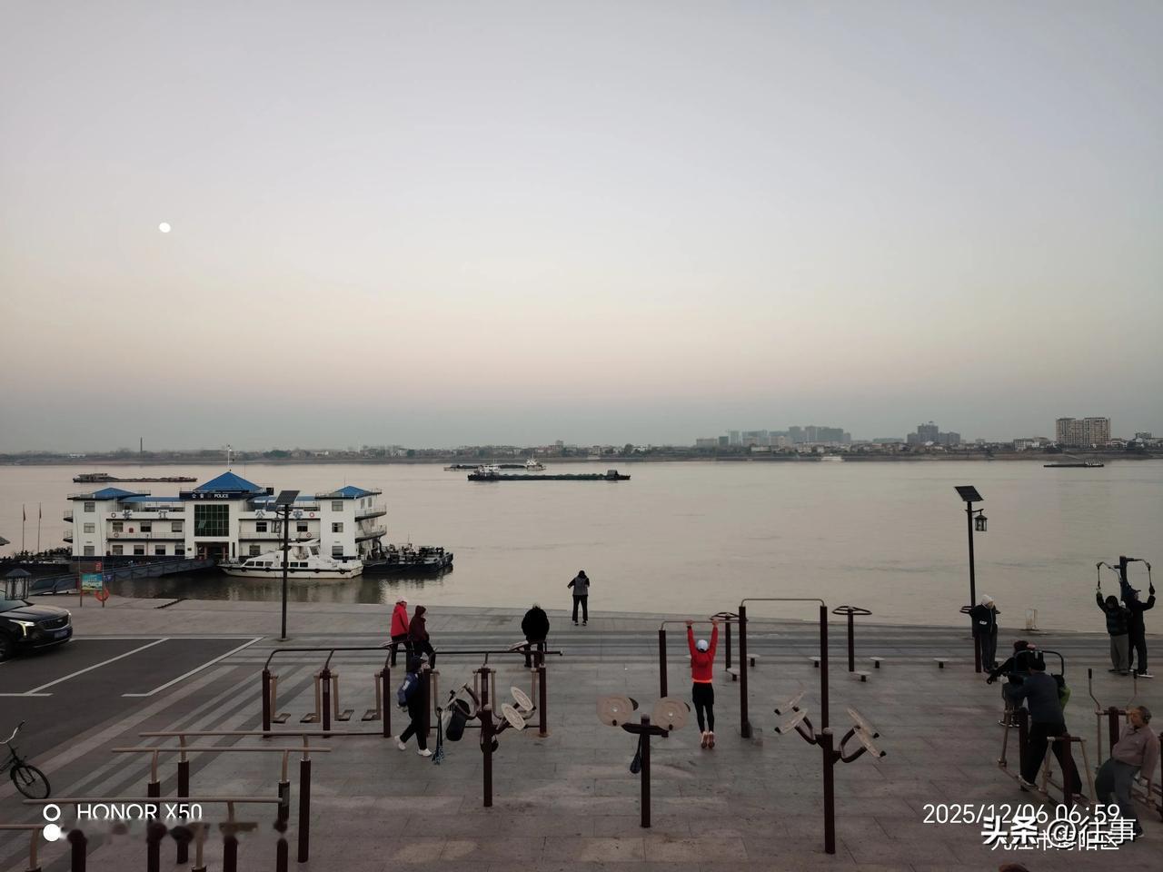 长江岸边晨练打卡