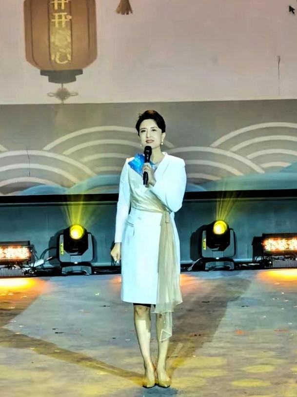 宝子们，快来瞧瞧央视美女主持人张蕾这风采！
 
舞台上的她，身着一袭剪裁精致的白