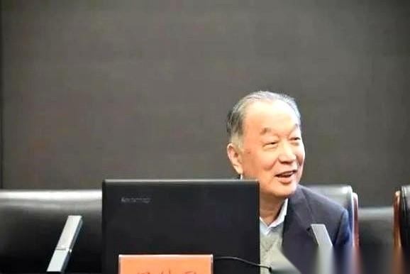 温铁军教授有句话，说得特别重。
他说，要是实现不了共同富裕，这不叫偏差，叫“战略