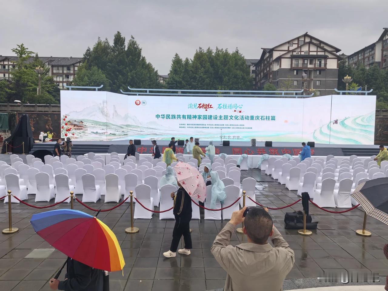 小雨未停，撑伞去大剧院广场，收集秋天的第一手灵感

早饭后，雨还没有停的意思。不