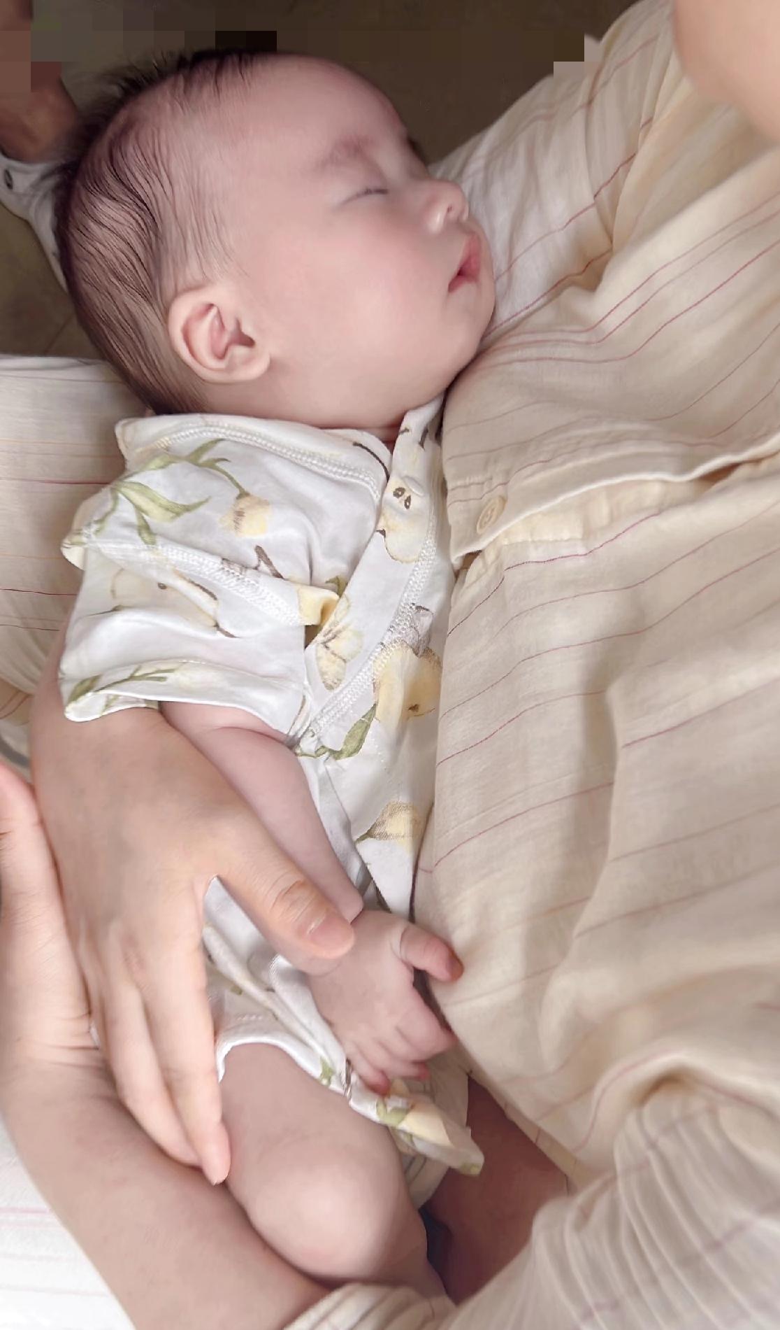 太解气了！
婆婆每月5千退休金全砸小家庭，买菜做饭全包，
儿媳4千工资一分不掏，