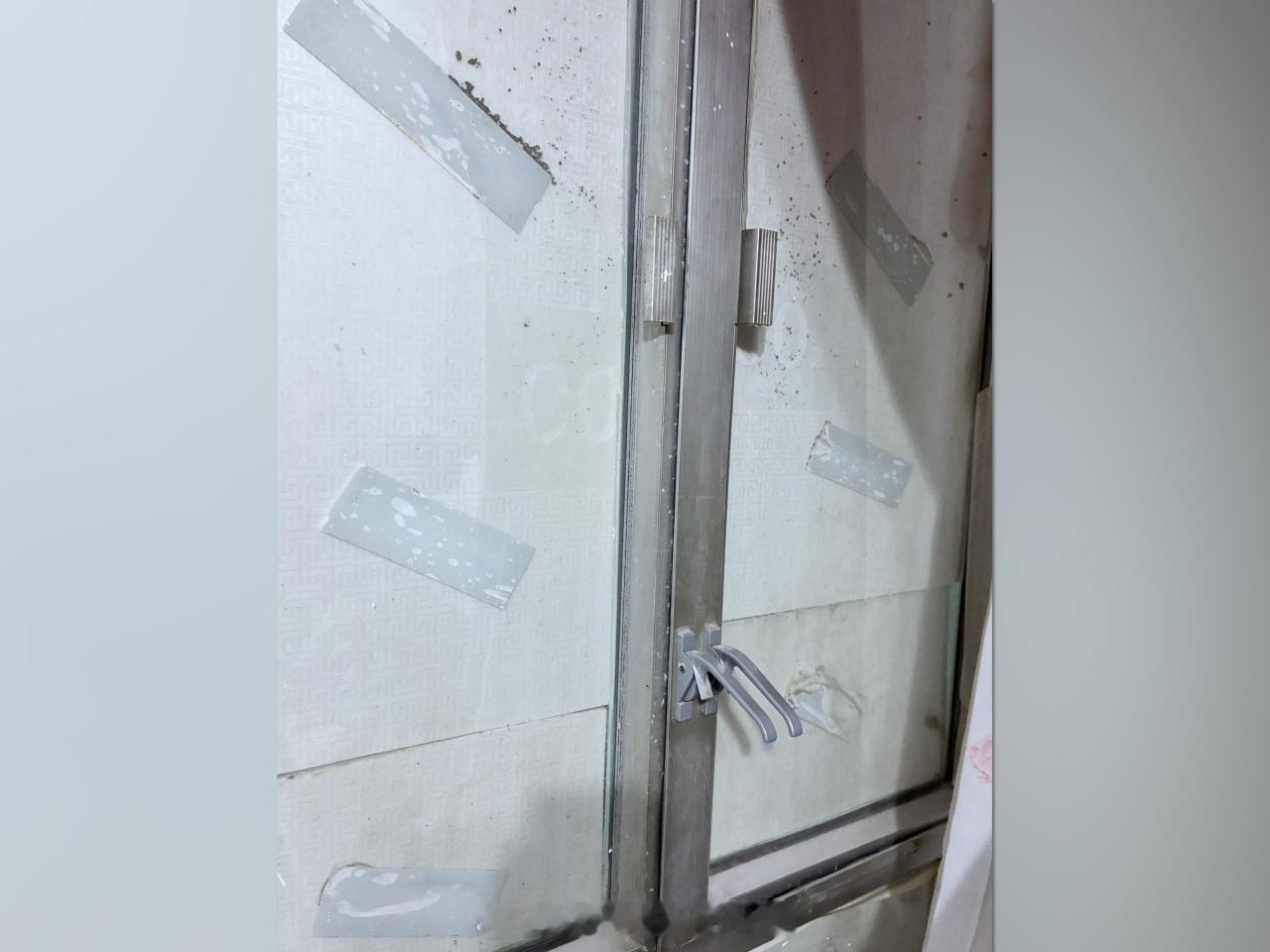 「居民照片顯示宏志閣窗戶仍被封發泡膠板..」香港 新界大埔宏福苑宏志閣的居民獲安