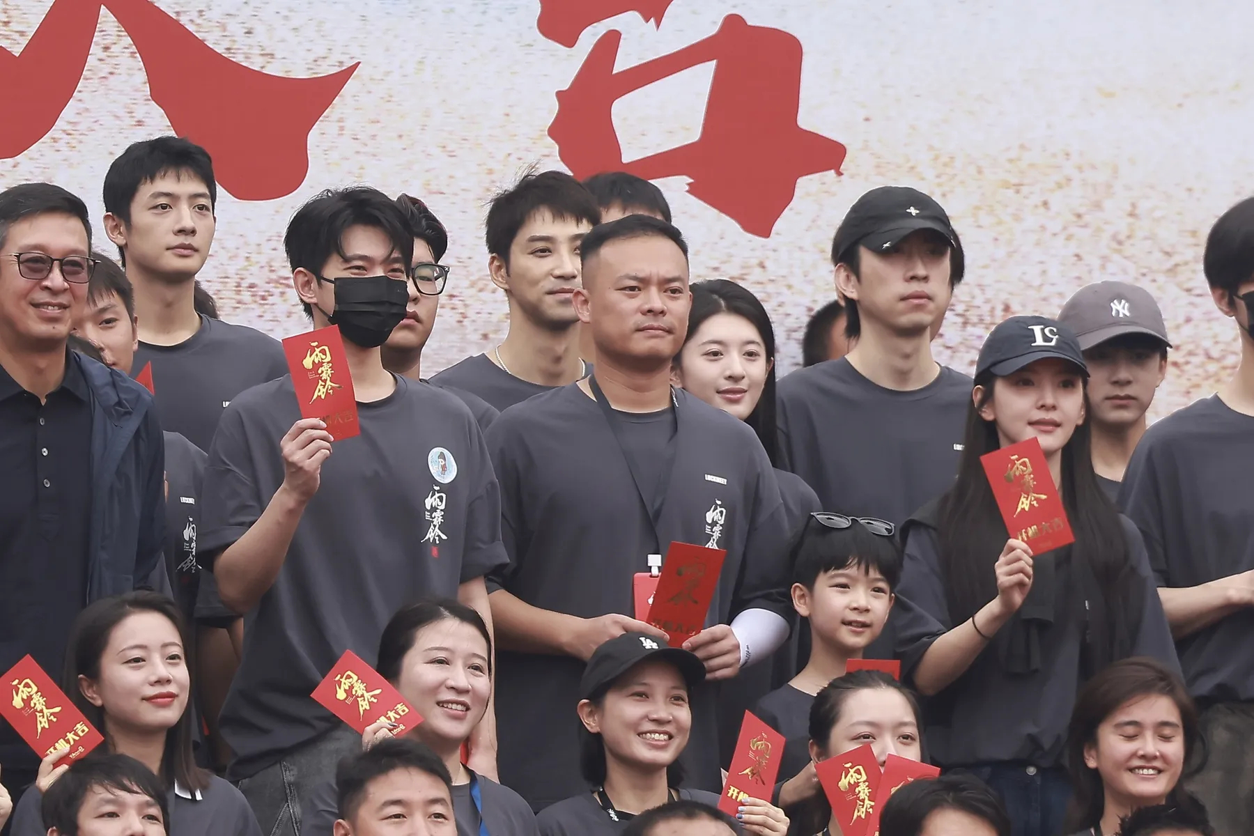 杨洋章若楠出席剧组开机仪式 俊男美女同框养眼。9月15日，《雨霖铃》开机仪式在浙