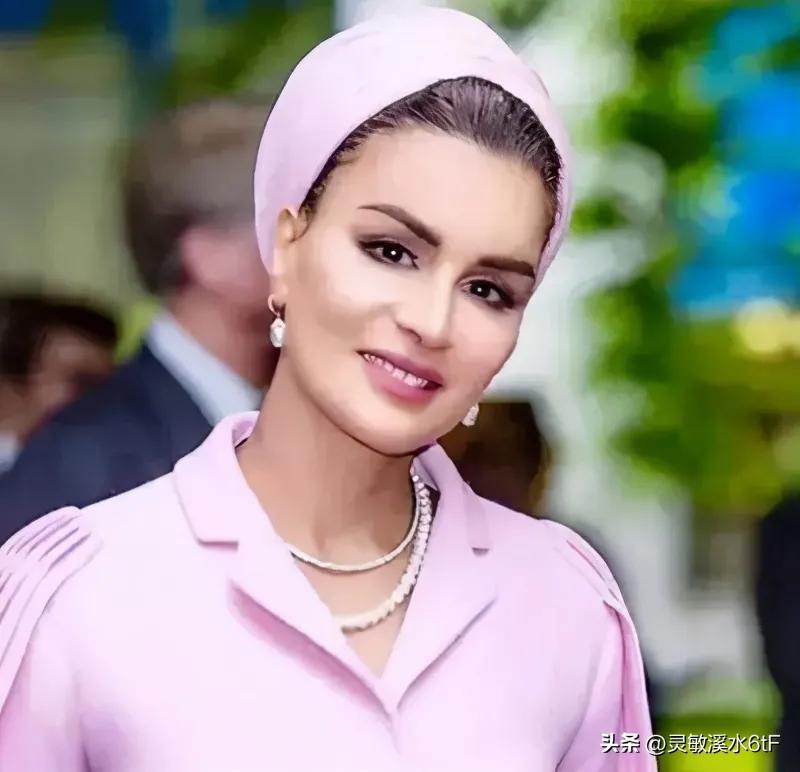 她是位智慧美丽的女人，虽拿着一手烂牌却打成了王炸。这位智慧的女人就是卡塔尔王后莫