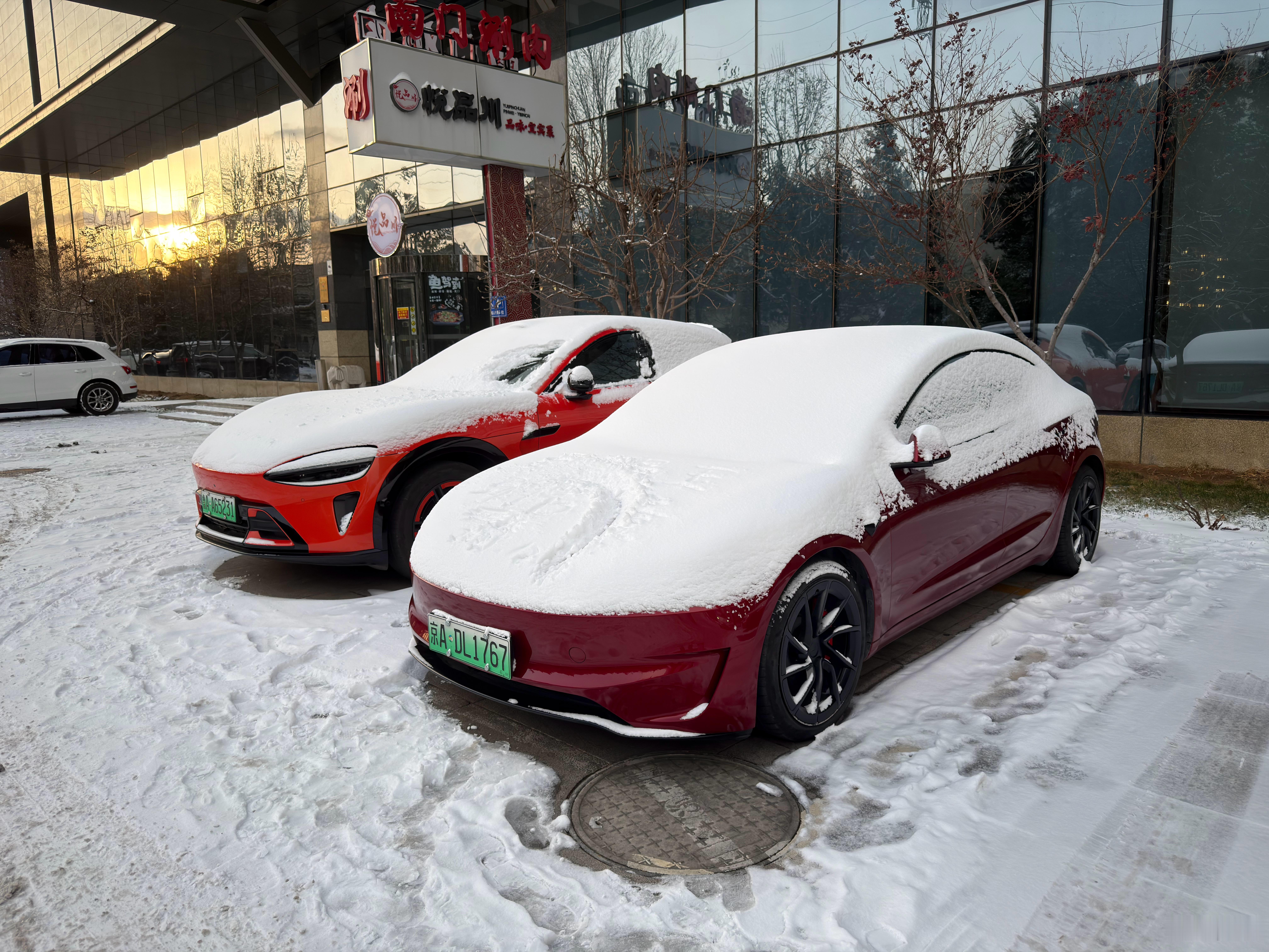 作为一个南方人，第一次见到雪盖住车窗的情况，除了打开除雾还有什么好的办法吗？ 北