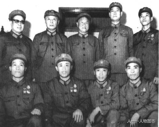 一九七九年，接见铁道兵参加中越自卫还击作战有功人员代表。后排左一为旷伏兆、左二为