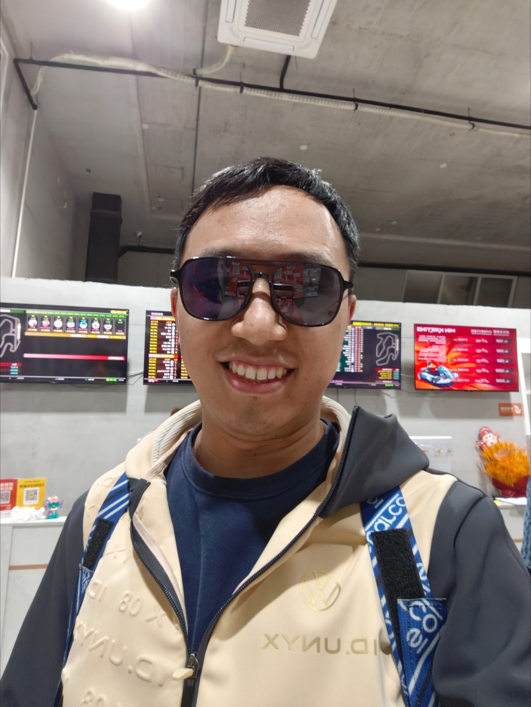 尴尬了，晚上卡丁车狂飙带着墨镜跑的我现在平时都戴智能眼镜（其实就是个蓝牙耳机），