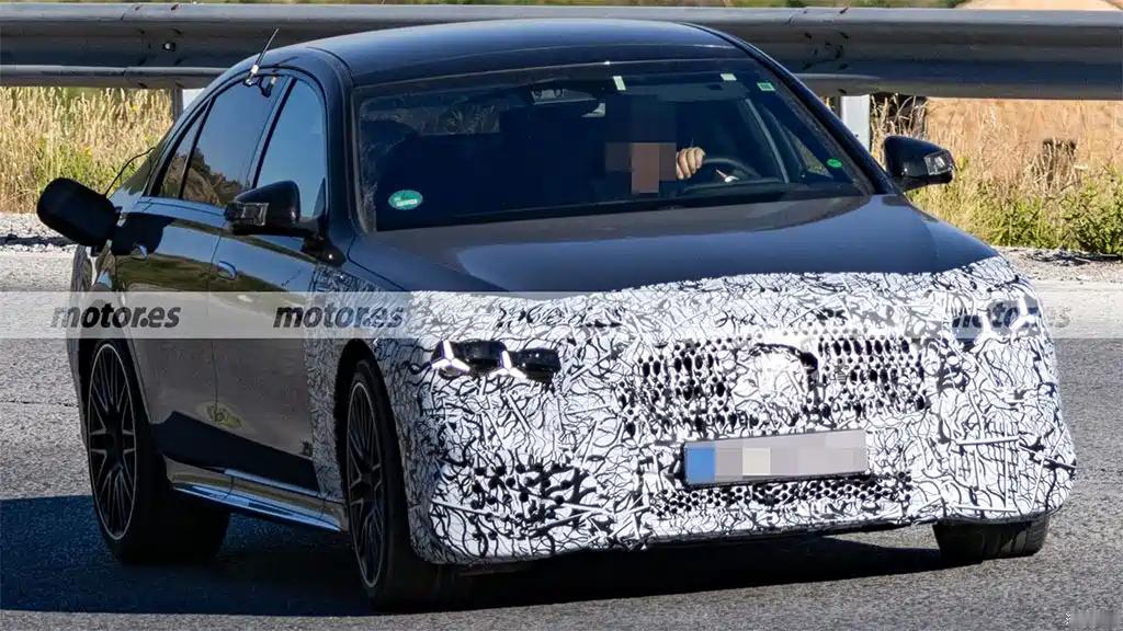 【取消插混新款AMG S 63谍照曝光】新款车型大灯采用了2027款S级的同款星