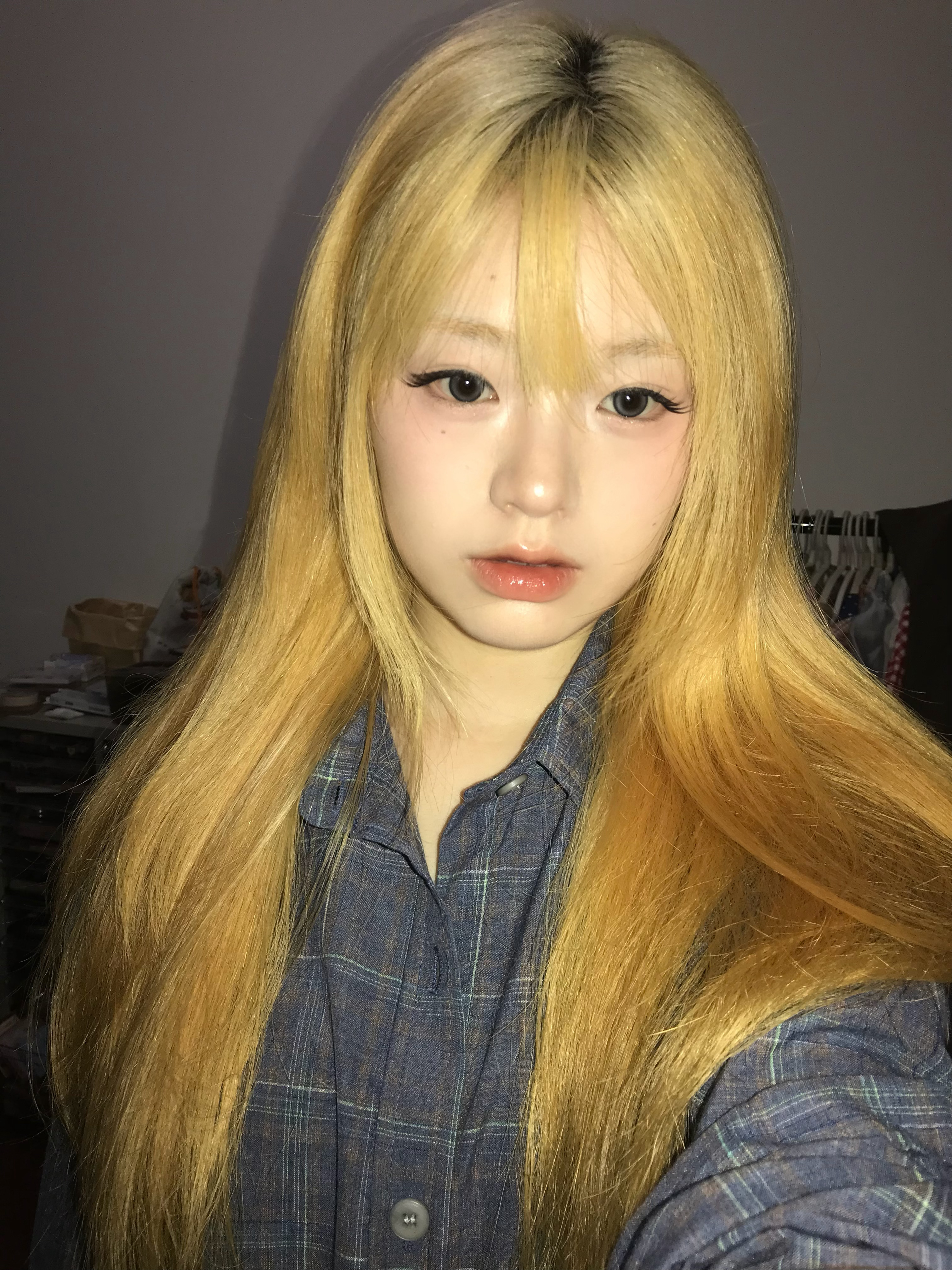 跟你们说一个我最近喜欢的睫毛贴法呢就是不要夹睫毛直接贴贴普通的斜飞款我直接贴的话