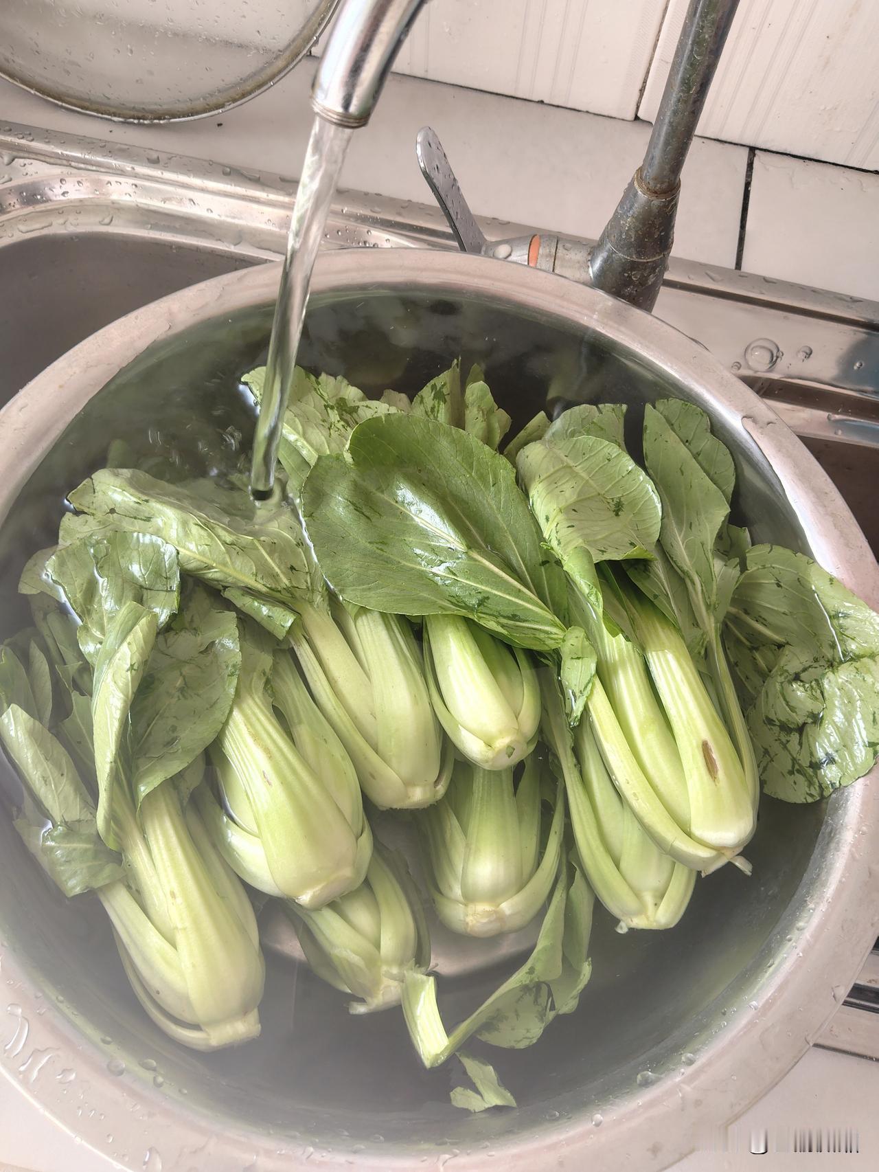 我家每年要用几十包盐，跟别人说起都不信，但确实是真的。

每次买新鲜蔬菜，瓜果回