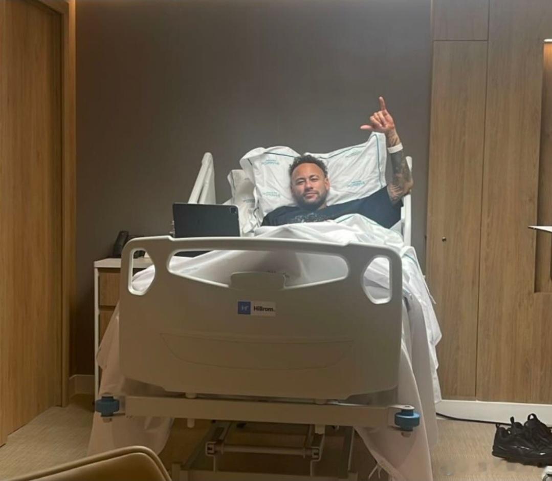 官方：内马尔关节镜手术成功，治疗半月板撕裂进程顺利巴西球队桑托斯发布官方声明指出