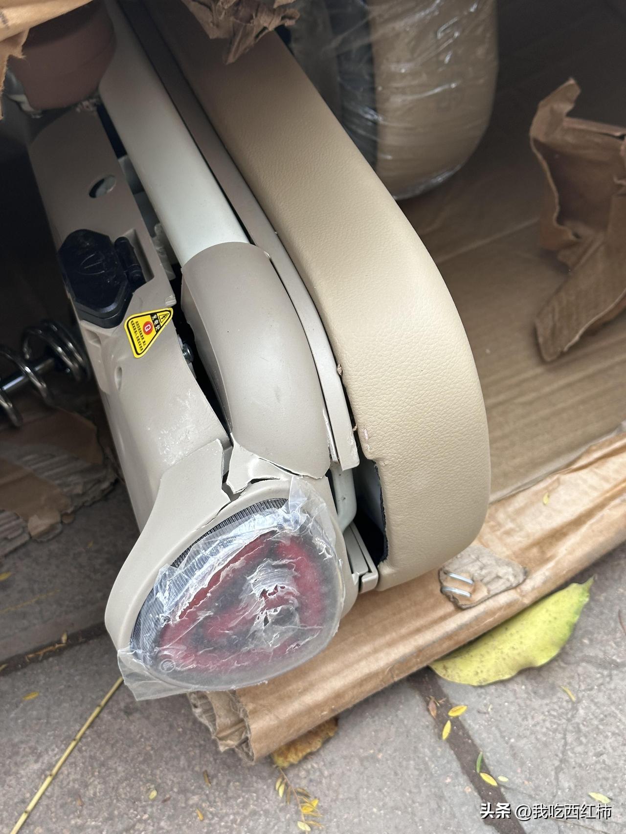 以后不会在网上买电动车了
从下单到收到电动车一共过了十天 昨天刚收到发现车屁股已