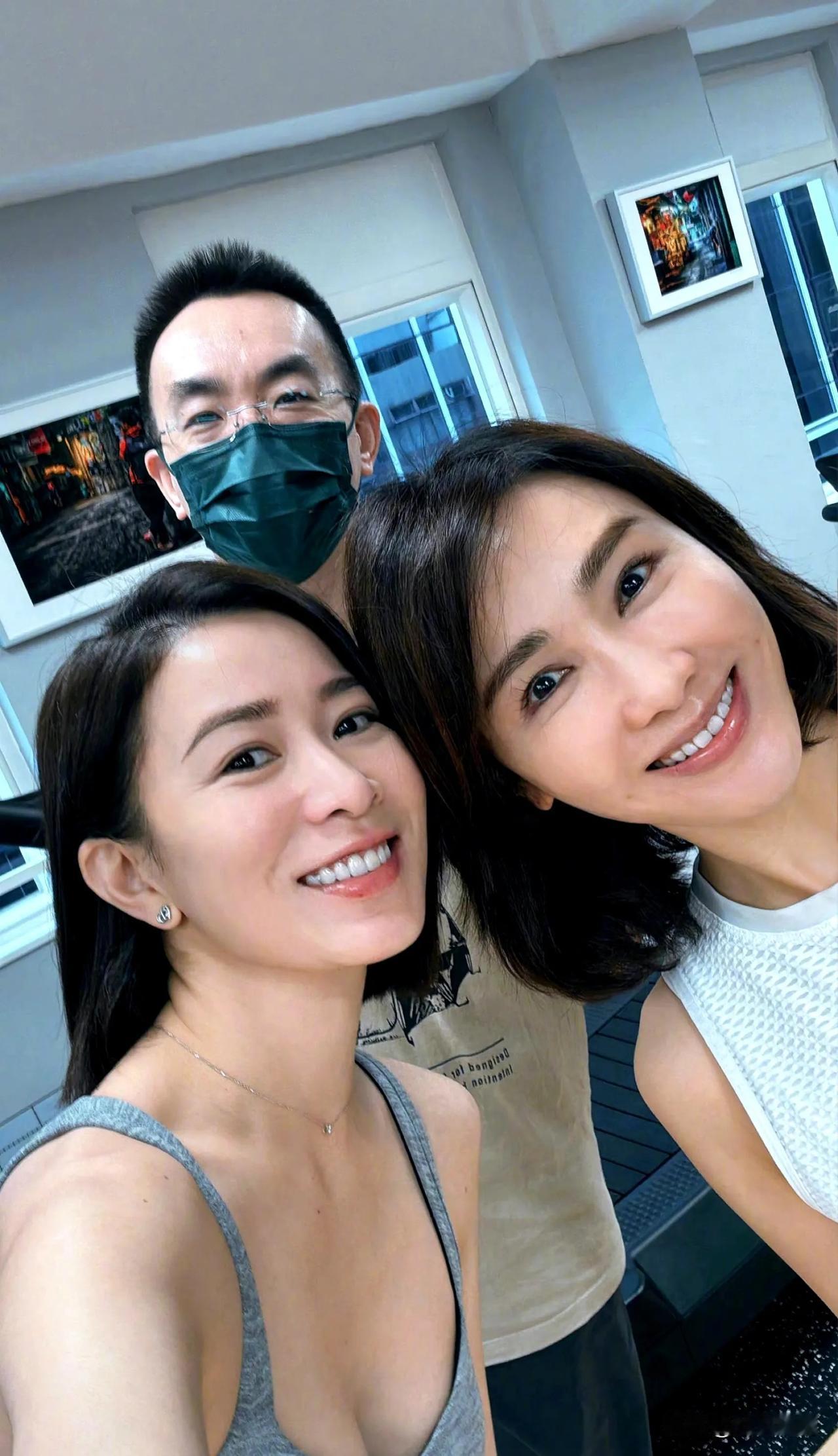 佘诗曼、黎姿健身房合影！
5月27日，佘诗曼晒出一张与黎姿的合照，并且配文：“在