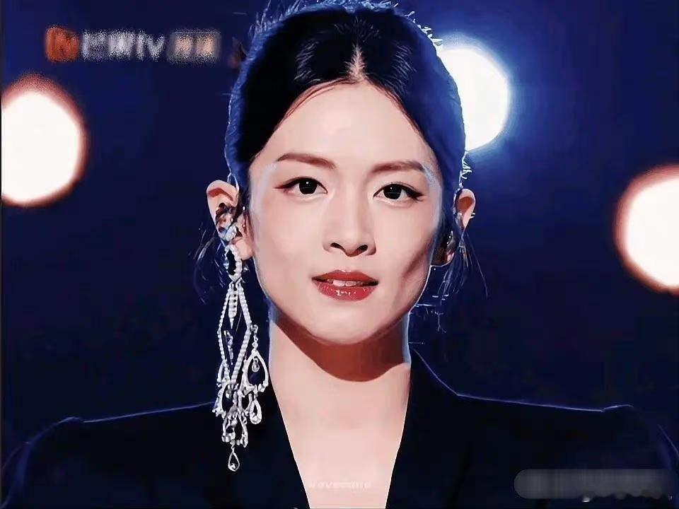 陈昊宇脸型的凹陷真的太严重了，与其这样瘦还不如不瘦[拜拜] ​​​