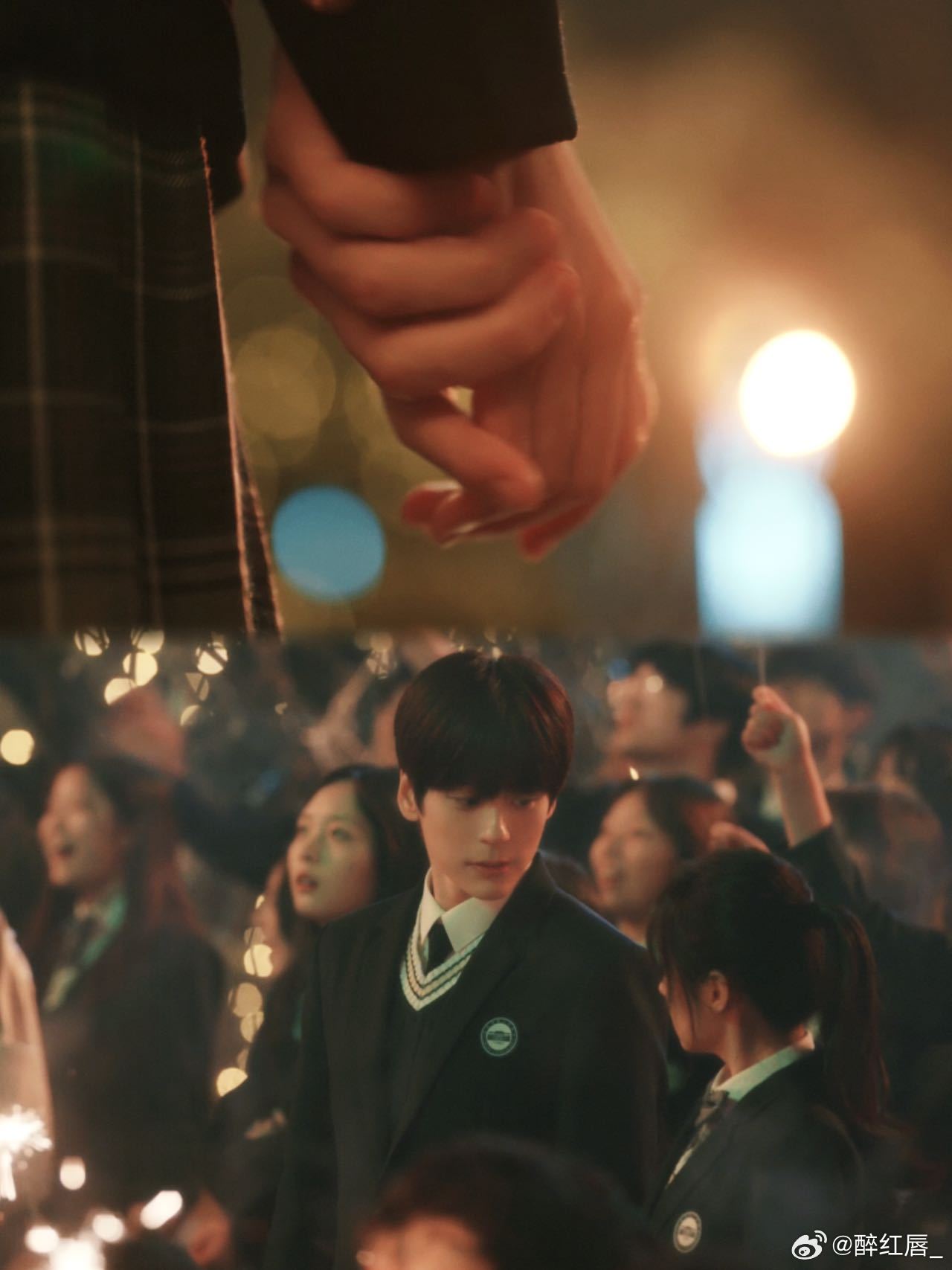 魏哲鸣第三个吻痕 温柔是他，魅惑也是他。干净眉眼搭配缱绻氛围感，把克制与心动演得