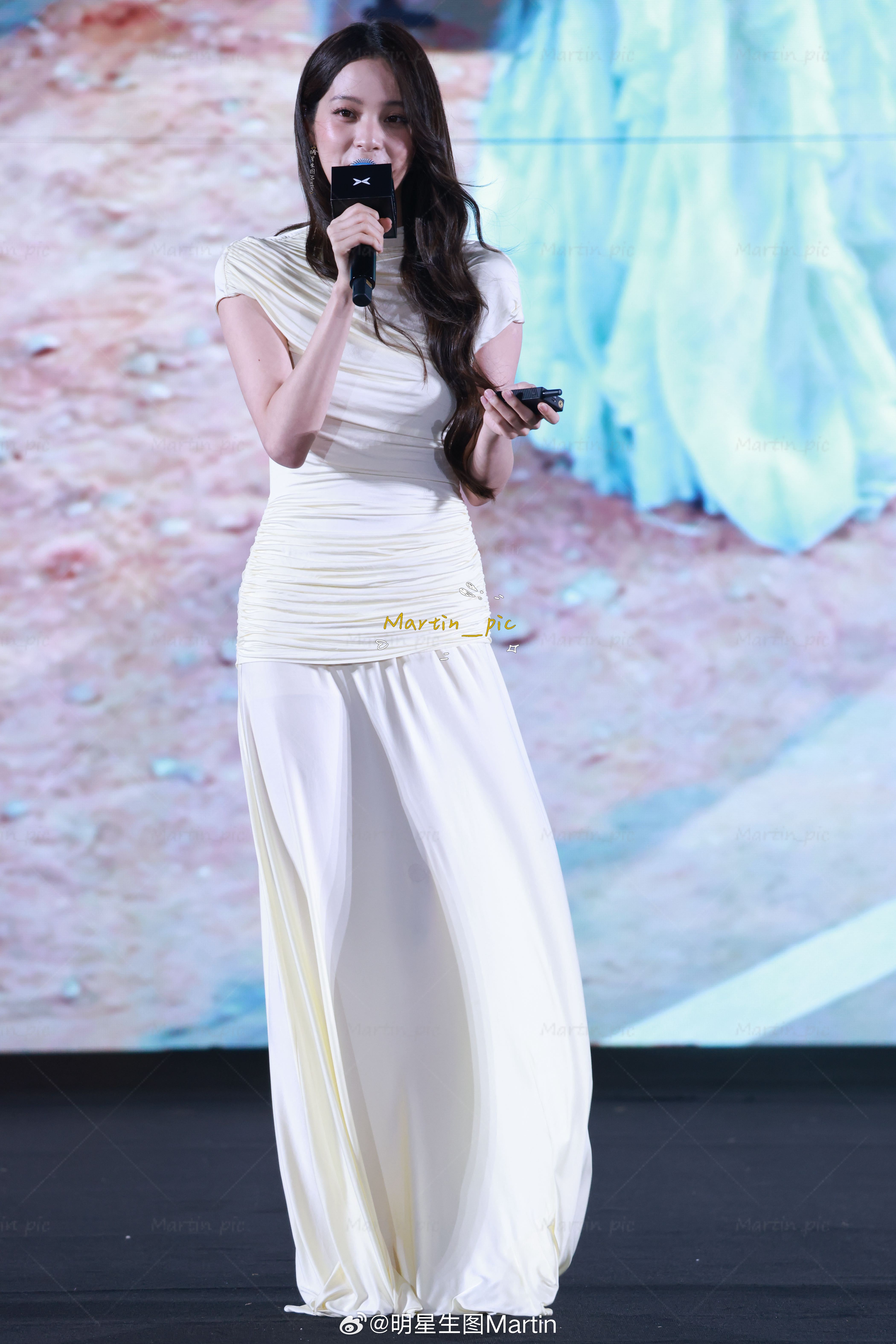 欧阳娜娜 欧阳娜娜小鹏mona发布会生图小鹏mona发布会 温婉优雅的娜娜欧阳娜