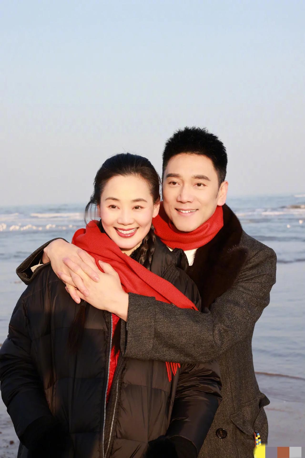 林依轮两口子的合照，两人真会保养，看起来都好年轻，一点也不像五十几岁的人。林依轮