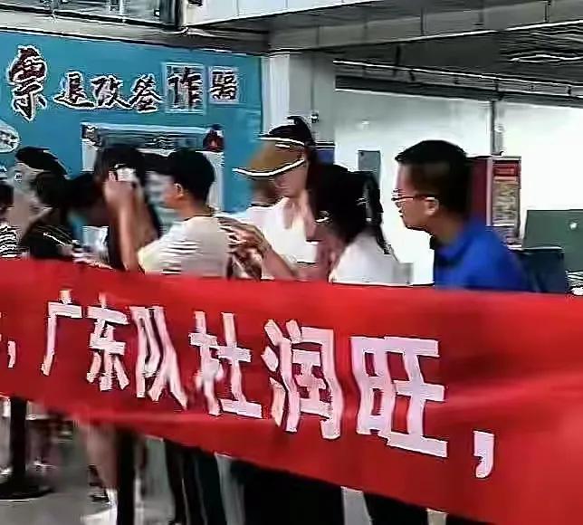 库尔勒球迷欢迎杜润旺，徐杰不打还很尴尬，杜锋没有被发现和球队同行

视频其实看不
