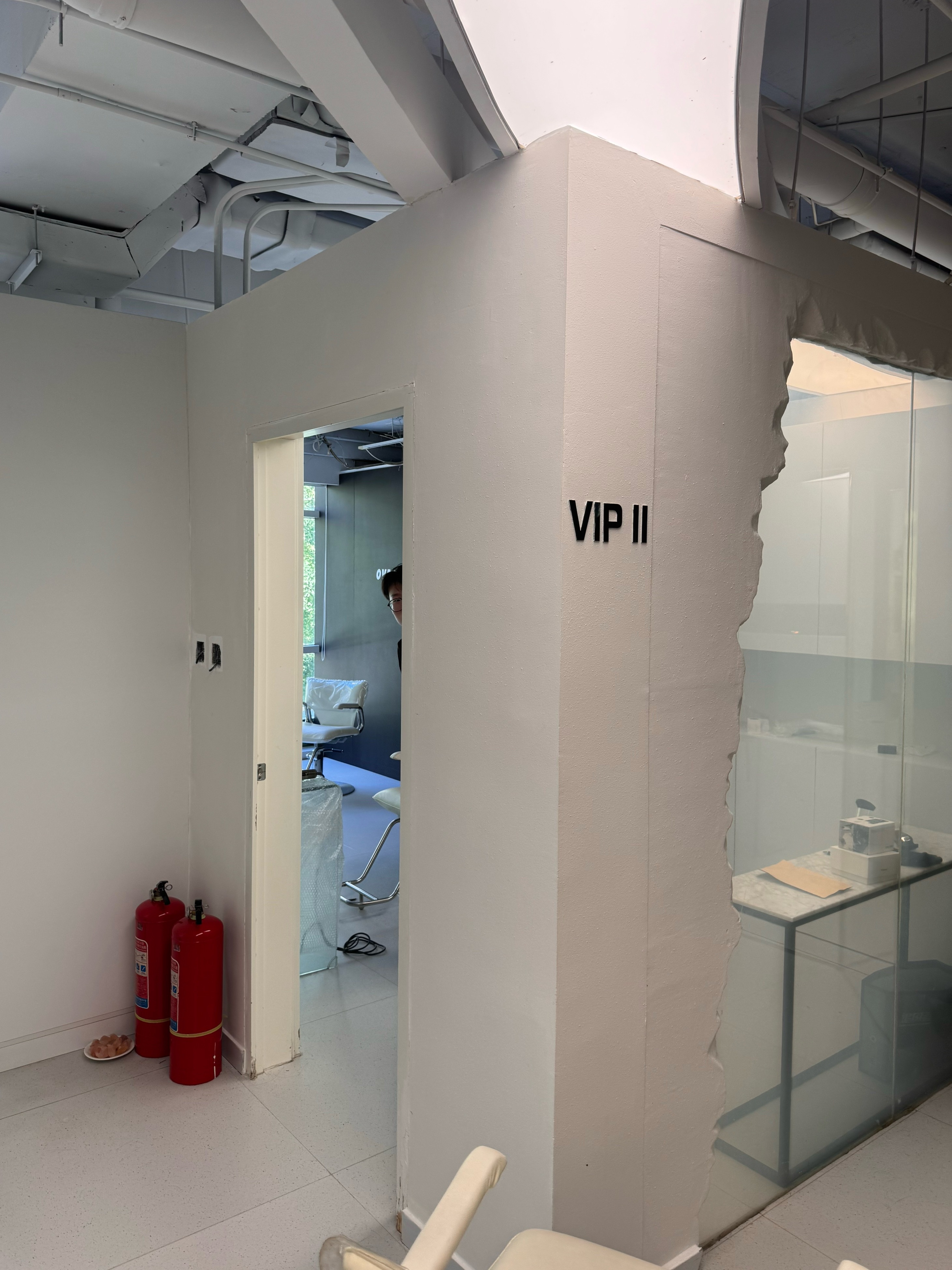 问：这个头是非剪不可吗？都要闭店搬家了，店里拆的都没水了，我先在家洗了头再去，成