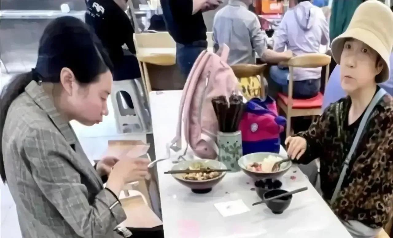 插队婆孙反转了！越来越多的人开始心疼这对婆孙，她们流落街头，外婆的脸憔悴瘦了一大