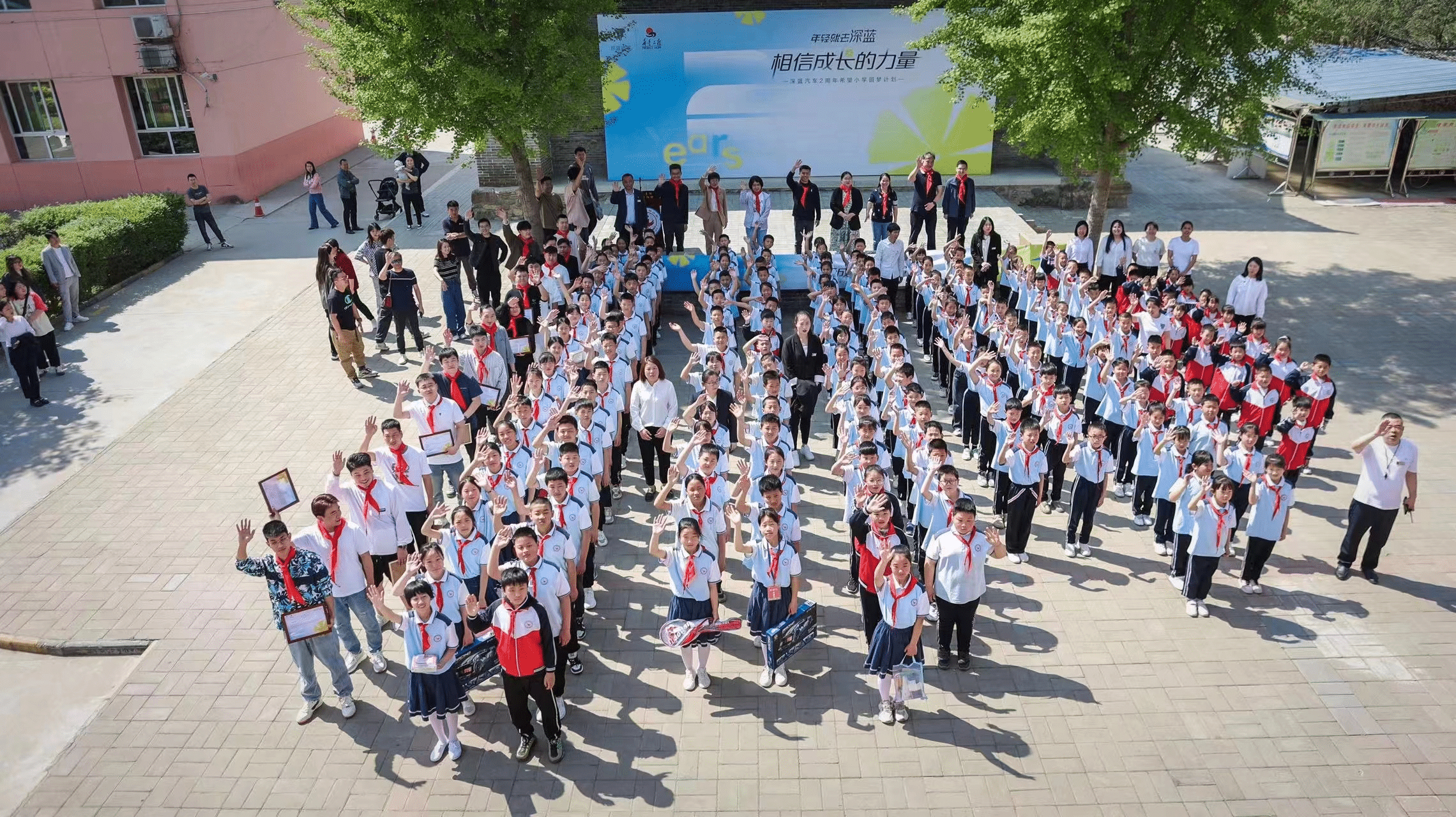 少年强，则国强！深蓝汽车在其2周年生日之际，集结陕西、四川、湖北三地爱心车主，前