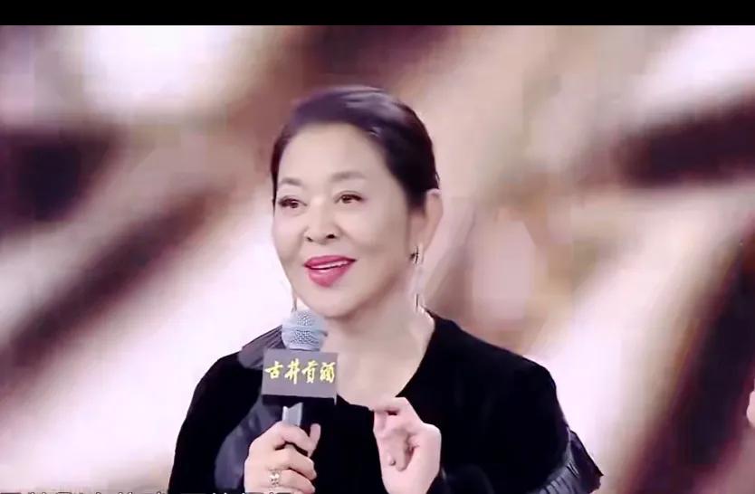 倪萍参加“飞天奖”颁奖典礼！她今年虽然已年届65岁，但是经过医美后焕然一新，肌肤
