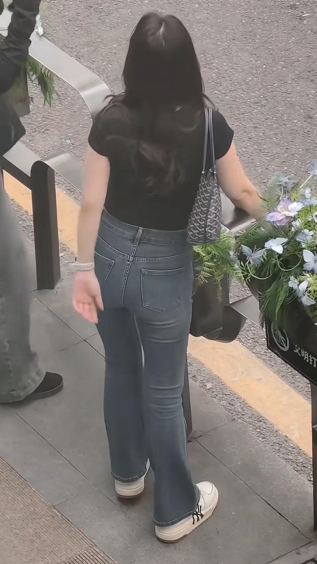 我家楼下的这位小姐姐，身材也太好了叭，一直站在那里，不知道在等谁