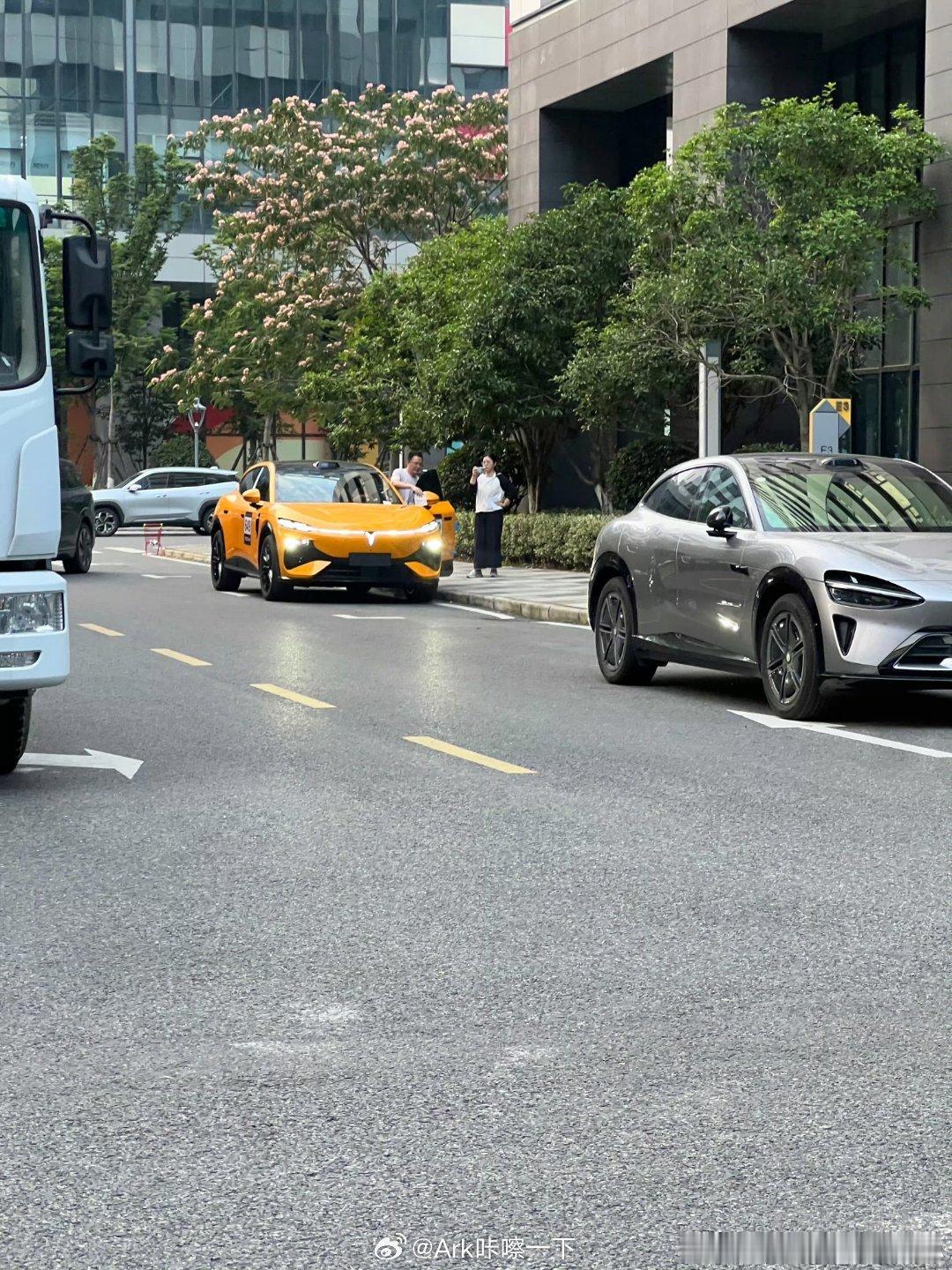 岚图的FUV好不好看呢，看它对着小米YU7拍也知道对标的是它了，通过图片看貌似是