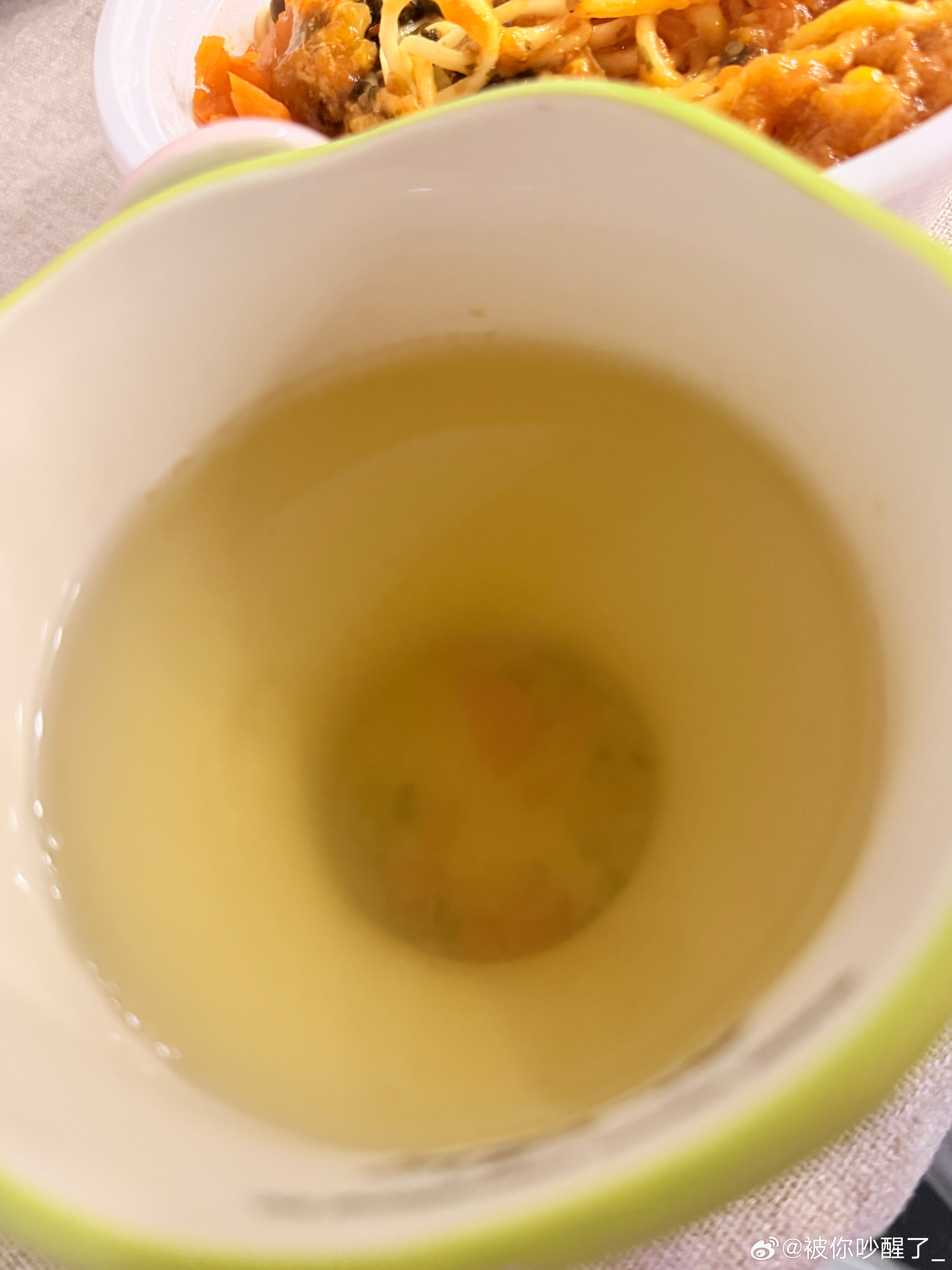 咪的天  西兰花+胡萝卜煮的汤 什么也没放居然那么好喝 好好喝天呢，β胡萝卜素还