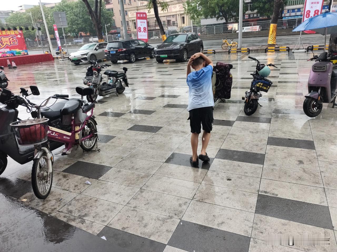 我认为约定规则！孩子手机成瘾要跟他讲道理，制定规则约束他玩手机，也就是减少玩手机