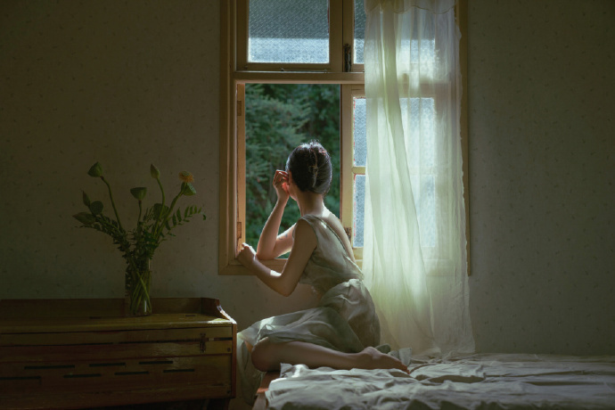 冯唐说：“不论有钱没钱，最好的活法，物质低配、关系低耗、情绪低温，希望你能做到。