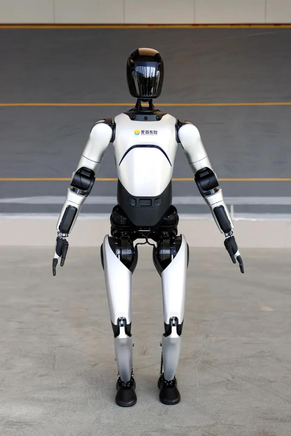 当你还在为“机器人抢了人类饭碗”而担忧时，现实却告诉我们：真正能像人一样进厂“打