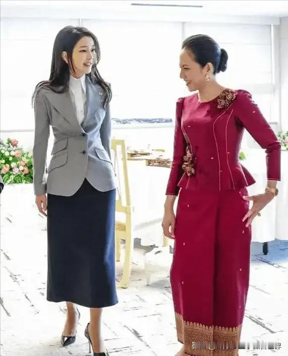 洪玛奈的妻子碧占莫妮曾经跟尹锡悦的妻子金建希一起同台过，很难想象，40多岁的碧占