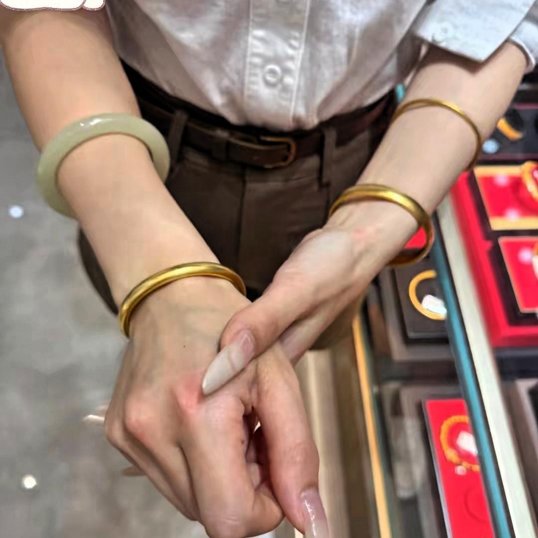 金价已经彻底失控了，10月17日，一只98克的金镯子，轻轻松松就要你刷掉11万块