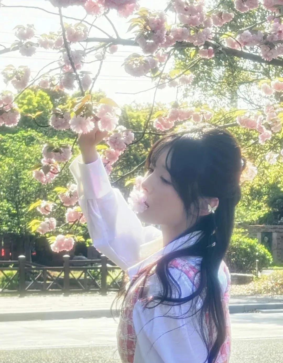 糖小幽开着迈巴赫，嘴叼樱花，好不惬意[奸笑][奸笑][奸笑]


时隔144天，