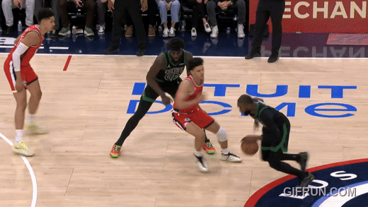 杰伦今天平了生涯最高的50分，“猛牛肩扛中投王”对决中赢了莱纳德，第三节独自一串