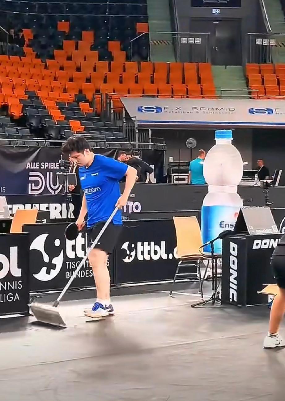 要说樊振东这能屈能伸的个性，真的做什么都会成功。
德国杯决赛前的训练场，樊振东都