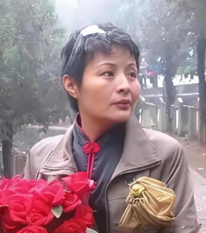 1984年的老山前线，炮火连绵不绝。硝烟笼罩的战地医院旁，18岁的贵州六盘水女医