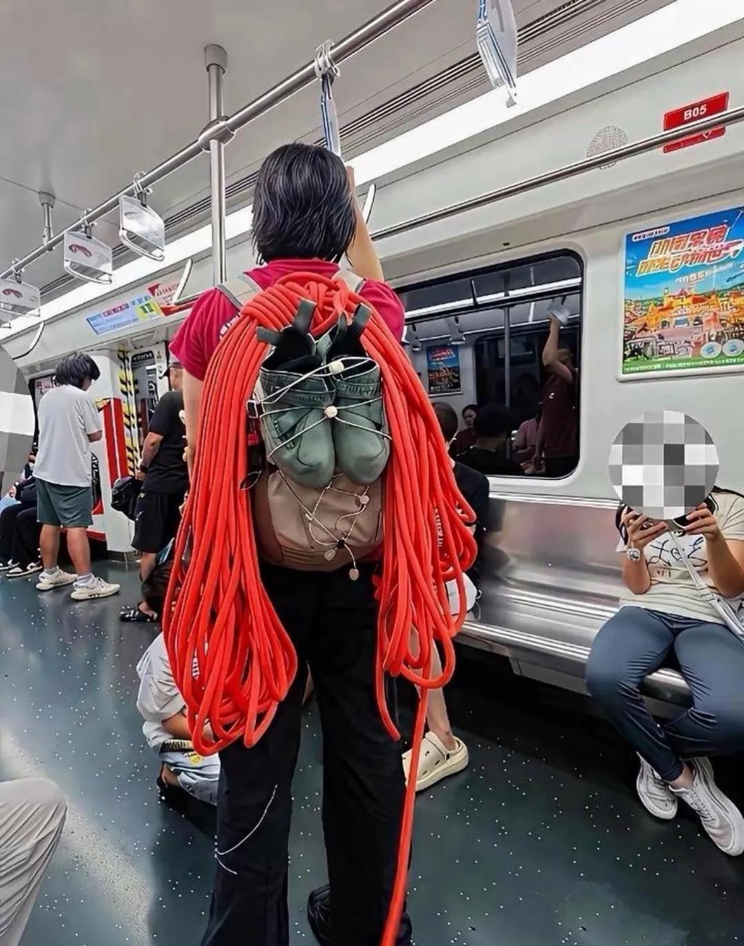 地铁上看到大妈背的装备把我震惊了！这是要去攀岩吗？