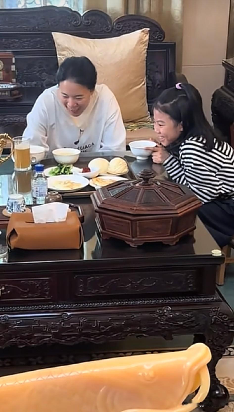 王楠家的家具还是很有分量的。。
王楠和郭斌生了一双儿女，还都很优秀，尤其是笑笑，