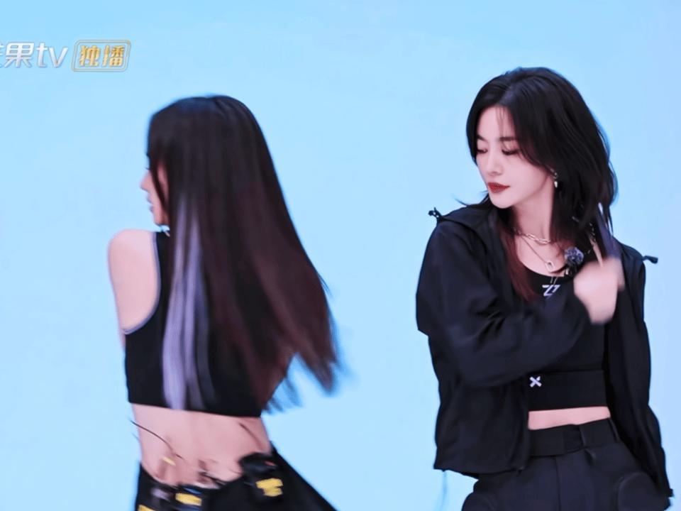 谭薇演我纠结困难症谭薇在浪姐里一直记着自己唱跳的目标，即使排名不好也不放弃，努力
