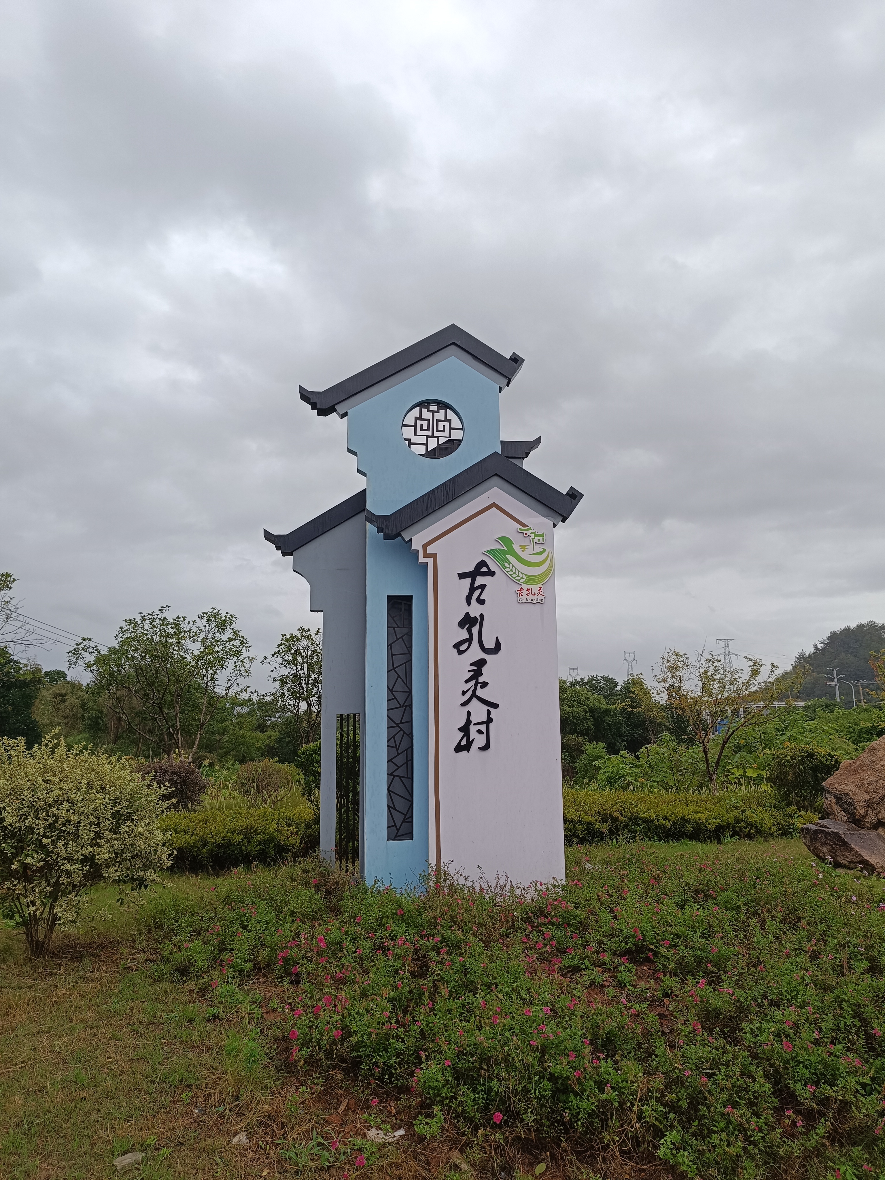 终于回来了。五点后雨一直比较大，我毫无遮蔽，真的是冷冷的冰雨在脸上胡乱地拍，一会